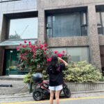 Park Ji-yoon Instagram - 바야흐로 내가 제일 좋아하는 장미피는 계절🌹 정말 오랜만에 아이들과 서울행이에요✈️ 이번엔 정말 짧게라 신나게 가볍게 출발했지만, 비행기 - 지하철 이동에 지칠대로 지쳐서 도착하니 하루가 다 지난 기분인데다 첫 스케줄이 병원일줄은 몰랐을거야 또또 🐶 (배신감 부들부들) 그래도 또또의 병원스케줄을 무사히 마치고 배달천국 외식천국 서울이라 은근 힘안드는 한끼를 꿈꿨지만 다인이는 일본라면과 만두를 외쳐서 그래 이대로만 이안이도 제발 라면을 외쳤지만,, 꼭 제주집에서도 잘 안먹는 끓여먹는 진라면과 스팸을 선택하셔서 엄마미는 결국 손이 물을 묻히고야말았다는 슬픈 토요일의 이야기🥹 수박까지 차려줬으니 난좀 누워도 되겠니 (다이어터지만 가볍에 달걀로 시작하고 배달앱 보는 중….. #살짝설렜어난 )