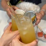 Park Ji-yoon Instagram - #오늘아님 #어떤날의밤마실 🍺🌙 제주에 내려와 산지 4년차가 되다보니 워킹맘이라 자발적 왕따(?)였던 서울살이와 달리 작은 동네에서 복닥복닥 친하게 지내는 엄마들이 많아 그래도 가끔 힘들때 기댈 수도 있고 같이 운동도 수다도 하니 너무 좋아요😌 그중의 한 그룹과 “아이들 저녁먹이고 만나자” 하며 엇갈리다 드디어 접선한 날, 단단한 각오로 가방에 숙취해소젤리 넣고 인도도 없는 꼬불길을 걸어 우리동네 몇안되는 안주맛집 갔던날 🕺🏻 사장님이 숨겨둔 켈리까지 우리가 다 품절시키고 왔지모야🙈 짧은시간에 빨리 먹고 빨리 헤어져야 하는 엄마들이라 결국 빛의 속도로 달리다 우리집와서 2차 ✌🏻 하이볼 사케 맥주.. 우리집 술은 다 동내도 가신분들… 담에 또 만나요🫶🏻 . . #제이미원더 #리옹백 4컬러 리오더 핫딜 ✔️오늘 자정부터 금토일 주말 진행하고요(바배) 💛트록세덤도 주말까지 같이 만나요! 🍋 아! 담은유자데이는 변함없이 6/1(토) 원데이@ …. 바쁘다 바빠 디코테 😜