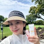 Park Ji-yoon Instagram - 저 얼마전에 처음 깨백했잖아요✨ 드럽게 못치면서 또 재미는 있고 제주 우리집 근처에는 20분컷 골프장이 넘쳐나니 안할 수는 없겠는데, 얼굴타는건 싫은데 또 패치 붙이고 챙넓은 모자쓰면 꼴에 플레이에 방해되서 페이스를 잃고😂 그러니 어떻게 해요? 선크림 열심이 두드리는 수밖에요!🧏🏻‍♀️ 트록세덤 선크림은 눈시림& 백탁없고 덧발라도 밀리지 않아서 얼마나 좋은지요👍🏻✨ 아무튼 이날은 날씨, 플레이, 마지막 브런치까지 완벽해서 제주와서 만난 좋은 인연 상호할머니랑 예나엄마가 나에겐 행운의 여신이었나봄🧚🏻‍♀️ 담에 운동화 참 커플로 하고 다시 만나요👋🏻 💛현재 가장 인기 많은건 트록세덤 선크림 최다구성! 언제 다시 돌아올지 모르고 역대 최대 할인율이니 꼭꼭 넉넉하게 장만해주세요🫶🏻