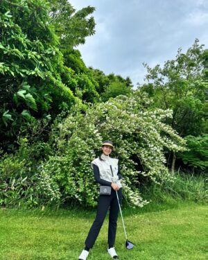 Park Ji-yoon Instagram - 저 얼마전에 처음 깨백했잖아요✨

드럽게 못치면서 또 재미는 있고
제주 우리집 근처에는 20분컷 골프장이 넘쳐나니
안할 수는 없겠는데,

얼굴타는건 싫은데 또 패치 붙이고 챙넓은 모자쓰면
꼴에 플레이에 방해되서 페이스를 잃고😂

그러니 어떻게 해요? 선크림 열심이 두드리는 수밖에요!🧏🏻‍♀️
트록세덤 선크림은 눈시림& 백탁없고
덧발라도 밀리지 않아서 얼마나 좋은지요👍🏻✨

아무튼 이날은 날씨, 플레이,
마지막 브런치까지 완벽해서 
제주와서 만난 좋은 인연 상호할머니랑 예나엄마가 
나에겐 행운의 여신이었나봄🧚🏻‍♀️

담에 운동화 참 커플로 하고 다시 만나요👋🏻

💛현재 가장 인기 많은건 트록세덤 선크림 최다구성!
언제 다시 돌아올지 모르고 역대 최대 할인율이니
꼭꼭 넉넉하게 장만해주세요🫶🏻