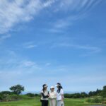 Park Ji-yoon Instagram - 저 얼마전에 처음 깨백했잖아요✨ 드럽게 못치면서 또 재미는 있고 제주 우리집 근처에는 20분컷 골프장이 넘쳐나니 안할 수는 없겠는데, 얼굴타는건 싫은데 또 패치 붙이고 챙넓은 모자쓰면 꼴에 플레이에 방해되서 페이스를 잃고😂 그러니 어떻게 해요? 선크림 열심이 두드리는 수밖에요!🧏🏻‍♀️ 트록세덤 선크림은 눈시림& 백탁없고 덧발라도 밀리지 않아서 얼마나 좋은지요👍🏻✨ 아무튼 이날은 날씨, 플레이, 마지막 브런치까지 완벽해서 제주와서 만난 좋은 인연 상호할머니랑 예나엄마가 나에겐 행운의 여신이었나봄🧚🏻‍♀️ 담에 운동화 참 커플로 하고 다시 만나요👋🏻 💛현재 가장 인기 많은건 트록세덤 선크림 최다구성! 언제 다시 돌아올지 모르고 역대 최대 할인율이니 꼭꼭 넉넉하게 장만해주세요🫶🏻