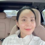 Park Ji-yoon Instagram - 저 얼마전에 처음 깨백했잖아요✨ 드럽게 못치면서 또 재미는 있고 제주 우리집 근처에는 20분컷 골프장이 넘쳐나니 안할 수는 없겠는데, 얼굴타는건 싫은데 또 패치 붙이고 챙넓은 모자쓰면 꼴에 플레이에 방해되서 페이스를 잃고😂 그러니 어떻게 해요? 선크림 열심이 두드리는 수밖에요!🧏🏻‍♀️ 트록세덤 선크림은 눈시림& 백탁없고 덧발라도 밀리지 않아서 얼마나 좋은지요👍🏻✨ 아무튼 이날은 날씨, 플레이, 마지막 브런치까지 완벽해서 제주와서 만난 좋은 인연 상호할머니랑 예나엄마가 나에겐 행운의 여신이었나봄🧚🏻‍♀️ 담에 운동화 참 커플로 하고 다시 만나요👋🏻 💛현재 가장 인기 많은건 트록세덤 선크림 최다구성! 언제 다시 돌아올지 모르고 역대 최대 할인율이니 꼭꼭 넉넉하게 장만해주세요🫶🏻