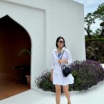 Park Ji-yoon Instagram - [제이미원더 리옹백] 베이케이션 화보 ver.4 제주에서 일행들과 함께 묵을 숙소로 선택한 곳은 마치 남프랑스 어느 휴양지 골목 끝자락에 나타났을 법한 @bat_bat___ 이었답니다. 제 로망이기도 한 남유럽의 많은 도시들은 유럽 부자들의 휴양지로도 잘 알려져 있어서 한때 유행이었던 올드머니룩에 제이미원더 #리옹백 블랙🖤을 코디해보았죠! 어떠세요? 화이트에 블랙은 진리 기본 아닐까요? 흰 천…아니 흰 원피스와 바람만 있다면 어디든 갈 수 있어….✨ 앤드 리옹백……🥹 스테이케이션의 진수를 느꼈던 숙소에서 떠나기 아쉬운 마음을 가득 담았던 순간이었답니다😌 우리의 다음 목적지는 어디였을까요…? 커밍순 💁🏻‍♀️ . . #제이미원더리옹백 핫딜 ing 화이트.핑크 소진 속도 빨라요☝🏻