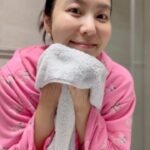 Park Ji-yoon Instagram - 많이 궁금해하시는 트록세덤new #캡슐클렌져💭 이안이 재우다 앞드리고 잠들어 퉁퉁부은 얼굴이지만 의무감을 가지고 소개해드립니다?💁🏻‍♀️ 캡슐은 저분자 펩타이드 콜라겐 캡슐이라 만져지지않고 자극 없으니 안심😌 약산성의 저자극테스트 받은 클렌져라 선크림 바르는 초등이상의 아이들과도 함께🫶🏻 💭맨얼굴에 발라 부드럽게 크림처럼 마사지하고 헹궈주세요 👌🏻데일리 클렌징 & 아주 진하지않은 메이크업까지 다 가능하고요, ✨동백추출물과 10가지 펩타이드가 수분과 탄력만 남기고 지워드릴게요🧏🏻‍♀️