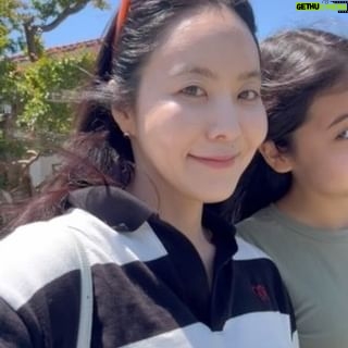 Park Ji-yoon Instagram - 구름한점 없이 파란 하늘!!!💙☀️🌈 오늘 날씨 너무 좋아요!!!! 모처럼 학교안가는 날인데도 혼자 알아서 척척 세팅한 학원보강이며 친구들과의 약속이 스케줄표를 꽉꽉 채우고 있어서 엄마와의 데이트시간은 어느덧 없는 중딩언니는 친구 생일선물 사러갈 시간은 또 있어서 같이 중문 올리브영 - 스타벅스 찍고 워터파크에 내려달라며 홀연히 사라지셨어요🏃🏻♀️ 난 너랑 쌈뽕하게 브런치 먹을까 했는데에—🥹 너무 커버린게 섭섭하지만 또 친구같이 유행어에 릴스폭탄을 공유할 수 있는 #니가참좋아 👏🏻👏🏻👏🏻 아! 날 좋다고 마냥 햇살을 즐기다간 잡티와 노화를 동시에 얻을 수 있습니다👊🏻 피부 열을 내려주는 미스트,,그리고 광노화를 막아줄 선크림 꼭꼭 챙기세요☝🏻