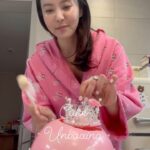 Park Ji-yoon Instagram - 내가 아직 이름을 못지어줘서 부르지도 못하는 ….사랑스러운 00이들이 오늘 촬영장에 보내준 (도시락은 이미 다 먹고) 케이크는 아이들하고 같이 깨(?)보라는 미션을 받고 언박싱🎂🍭🔨 . . 나라는 사람이 뭘 좋아하고 언제 어떻게 웃고 어떤 모습이 아름다운지까지 나보다 더 잘 알아주는 그대들 사..사… 좋아합니다❤️‍🔥 무엇보다 내인생 어두운 터널 지날때에 보내주는 벅찬 응원과 감동이어서 정말 표현다 못할정도로 고마워요💓 -영원한 박토끼가 될래🧏🏻‍♀️