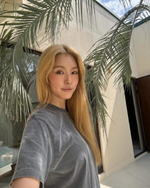 Park Ka-hi Instagram - 순간이동 발리 인줄.. 이런 집 꿈꾸게 되는 그런 곳 이네요
저희 가족 너무너무 예쁘게 잘쉬고 가요🌴💛🙏🏻

👉🏻@areatto_stay