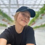 Park Ka-hi Instagram - 오늘 제주 아침 비. 급 체험농장으로 간거 정말 잘했다 딸기도 수확하고 딸기 라떼도 마시고 컵케잌도 만들고 아이들 정말 좋아했어요! 귤 체험이 안되서 급검색으로 찾아갔는데 대 만족🍓 아이들과 가보시면 좋은 추억 남기실꺼에요 👉🏻@jeju_star_strawberry 저도 박딸기 한장 남겼네요 ㅋ