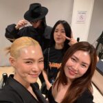 Park Ka-hi Instagram - 서울패션로드에 베카랑 함깨 포토월에 !! 갑자기 활동때 생각 나더라구요?!^^ 쇼 중간에 만난 비도 대왕무지개도 다다 전부다 정말 아름다운 쇼였어요 교수님!! 언니!!! ❤️ @jinmijamiek 초대 해주셔서 감사합니다 ^^ @munnseoul 정말 멋졌습니다👍🏻 하트 좀 해주세요~ 라는 기자님 말씀에… 연습 좀 할께요?!! 오눌 하루 진짜 길고 아름다웠네요💛 여러분 하루는 어땠나요?