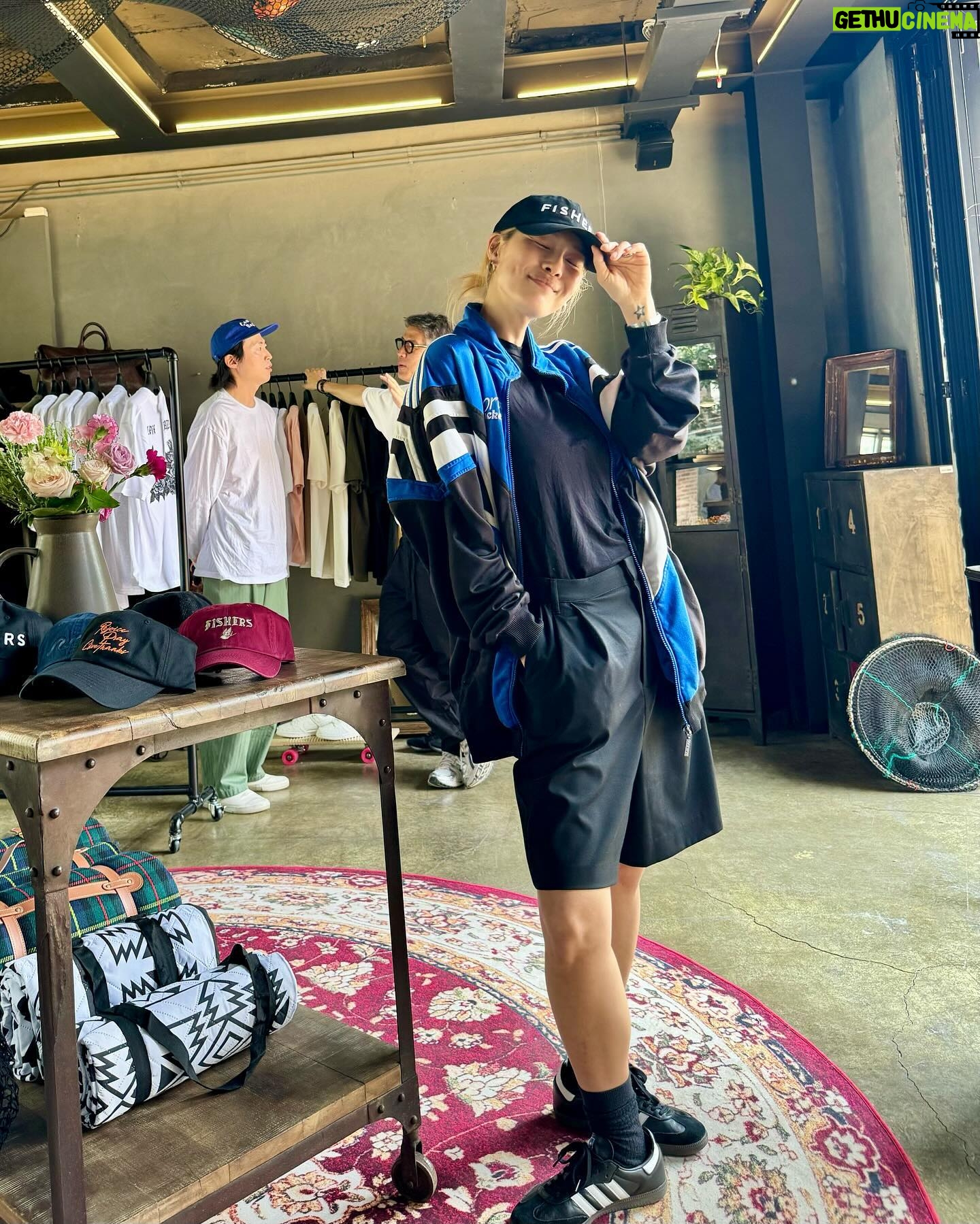 Park Ka-hi Instagram - 힙한 성수동이 더 뜨거웠던 오늘 @fishersunion_official 오픈을 축하합니다🔥 성수동 핫피플들 꼭 들러 주세요 📌서울숲2길 14 2층 모든것이 은혜, 감사와 찬양 입니다 내친구 생일도 축하하고 언니랑 걷는 짦은 서울숲길 좋았다 ^^ #피셔스유니온 #fishersunion 춤추고 싶은데 지금 못추니까 음악부터 듣자 지코제니좋타!!!