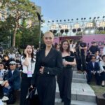 Park Ka-hi Instagram - 서울패션로드에 베카랑 함깨 포토월에 !! 갑자기 활동때 생각 나더라구요?!^^ 쇼 중간에 만난 비도 대왕무지개도 다다 전부다 정말 아름다운 쇼였어요 교수님!! 언니!!! ❤️ @jinmijamiek 초대 해주셔서 감사합니다 ^^ @munnseoul 정말 멋졌습니다👍🏻 하트 좀 해주세요~ 라는 기자님 말씀에… 연습 좀 할께요?!! 오눌 하루 진짜 길고 아름다웠네요💛 여러분 하루는 어땠나요?