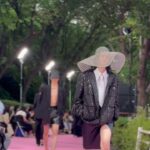 Park Ka-hi Instagram – 서울패션로드에 베카랑 함깨 포토월에 !!
갑자기 활동때 생각 나더라구요?!^^

쇼 중간에 만난 비도 대왕무지개도 다다 전부다
정말 아름다운 쇼였어요
교수님!! 언니!!! ❤️ @jinmijamiek
초대 해주셔서 감사합니다 ^^
@munnseoul  정말 멋졌습니다👍🏻

하트 좀 해주세요~ 라는 기자님 말씀에…
연습 좀 할께요?!! 

오눌 하루 진짜 길고 아름다웠네요💛
여러분 하루는 어땠나요?