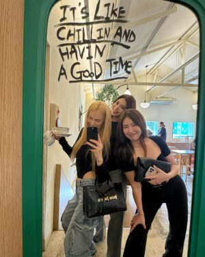 Park Ka-hi Instagram - 10am to 3pm
사랑하는 멤버들과 오랜만에 함께한 시간

베카가 한국에 왔어요!!!
그래서 오랜만에 모였네!

아침에 요니언니 @yonipai 도 
@avekcheri 로 베카보러 와주시고 
베카가 먹고싶던 건강한식 빠르크 @parcseoul 가서
밥도 야무지게 먹고 
오늘 런칭한 새 로 운 브랜드 @ofcoursewhynot_official
매장이 코앞이어서
한걸음에 쪼르르 갔더니 울 통큰 언니 @katie_leeeee
멤버들 더 챙겨주시고
시원한 음료사서 작업실로 가서 모두 손잡고 기도하고
나누고 걱정하고 위 로 하고 응원하며
서로의 존재를 감사해한… 

오늘 정말 선물같은 하루네요 💛

동생들아!! 사랑한다!!!