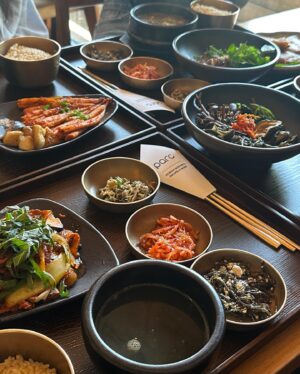 Park Ka-hi Instagram - 10am to 3pm
사랑하는 멤버들과 오랜만에 함께한 시간

베카가 한국에 왔어요!!!
그래서 오랜만에 모였네!

아침에 요니언니 @yonipai 도 
@avekcheri 로 베카보러 와주시고 
베카가 먹고싶던 건강한식 빠르크 @parcseoul 가서
밥도 야무지게 먹고 
오늘 런칭한 새 로 운 브랜드 @ofcoursewhynot_official
매장이 코앞이어서
한걸음에 쪼르르 갔더니 울 통큰 언니 @katie_leeeee
멤버들 더 챙겨주시고
시원한 음료사서 작업실로 가서 모두 손잡고 기도하고
나누고 걱정하고 위 로 하고 응원하며
서로의 존재를 감사해한… 

오늘 정말 선물같은 하루네요 💛

동생들아!! 사랑한다!!!