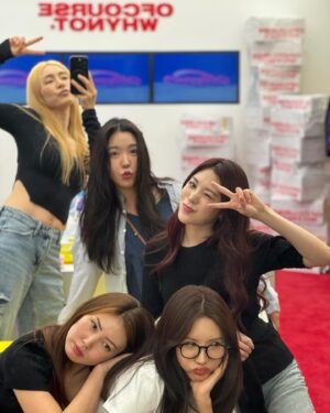 Park Ka-hi Instagram - 10am to 3pm
사랑하는 멤버들과 오랜만에 함께한 시간

베카가 한국에 왔어요!!!
그래서 오랜만에 모였네!

아침에 요니언니 @yonipai 도 
@avekcheri 로 베카보러 와주시고 
베카가 먹고싶던 건강한식 빠르크 @parcseoul 가서
밥도 야무지게 먹고 
오늘 런칭한 새 로 운 브랜드 @ofcoursewhynot_official
매장이 코앞이어서
한걸음에 쪼르르 갔더니 울 통큰 언니 @katie_leeeee
멤버들 더 챙겨주시고
시원한 음료사서 작업실로 가서 모두 손잡고 기도하고
나누고 걱정하고 위 로 하고 응원하며
서로의 존재를 감사해한… 

오늘 정말 선물같은 하루네요 💛

동생들아!! 사랑한다!!!