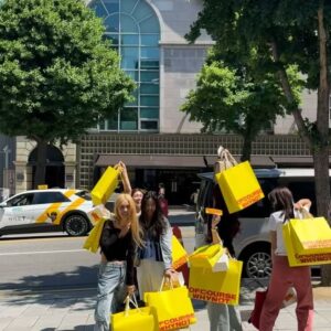 Park Ka-hi Instagram - 10am to 3pm
사랑하는 멤버들과 오랜만에 함께한 시간

베카가 한국에 왔어요!!!
그래서 오랜만에 모였네!

아침에 요니언니 @yonipai 도 
@avekcheri 로 베카보러 와주시고 
베카가 먹고싶던 건강한식 빠르크 @parcseoul 가서
밥도 야무지게 먹고 
오늘 런칭한 새 로 운 브랜드 @ofcoursewhynot_official
매장이 코앞이어서
한걸음에 쪼르르 갔더니 울 통큰 언니 @katie_leeeee
멤버들 더 챙겨주시고
시원한 음료사서 작업실로 가서 모두 손잡고 기도하고
나누고 걱정하고 위 로 하고 응원하며
서로의 존재를 감사해한… 

오늘 정말 선물같은 하루네요 💛

동생들아!! 사랑한다!!!