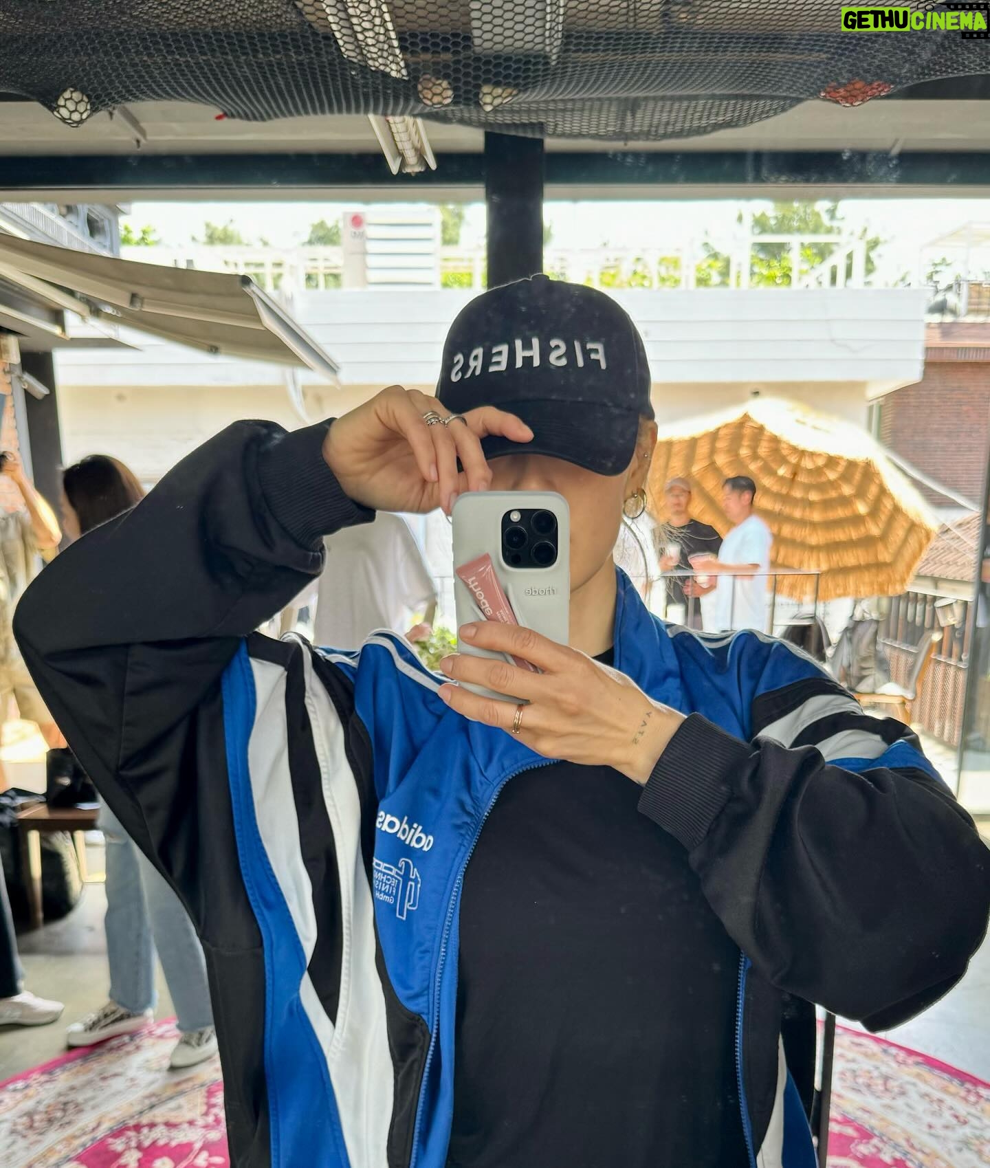 Park Ka-hi Instagram - 힙한 성수동이 더 뜨거웠던 오늘 @fishersunion_official 오픈을 축하합니다🔥 성수동 핫피플들 꼭 들러 주세요 📌서울숲2길 14 2층 모든것이 은혜, 감사와 찬양 입니다 내친구 생일도 축하하고 언니랑 걷는 짦은 서울숲길 좋았다 ^^ #피셔스유니온 #fishersunion 춤추고 싶은데 지금 못추니까 음악부터 듣자 지코제니좋타!!!