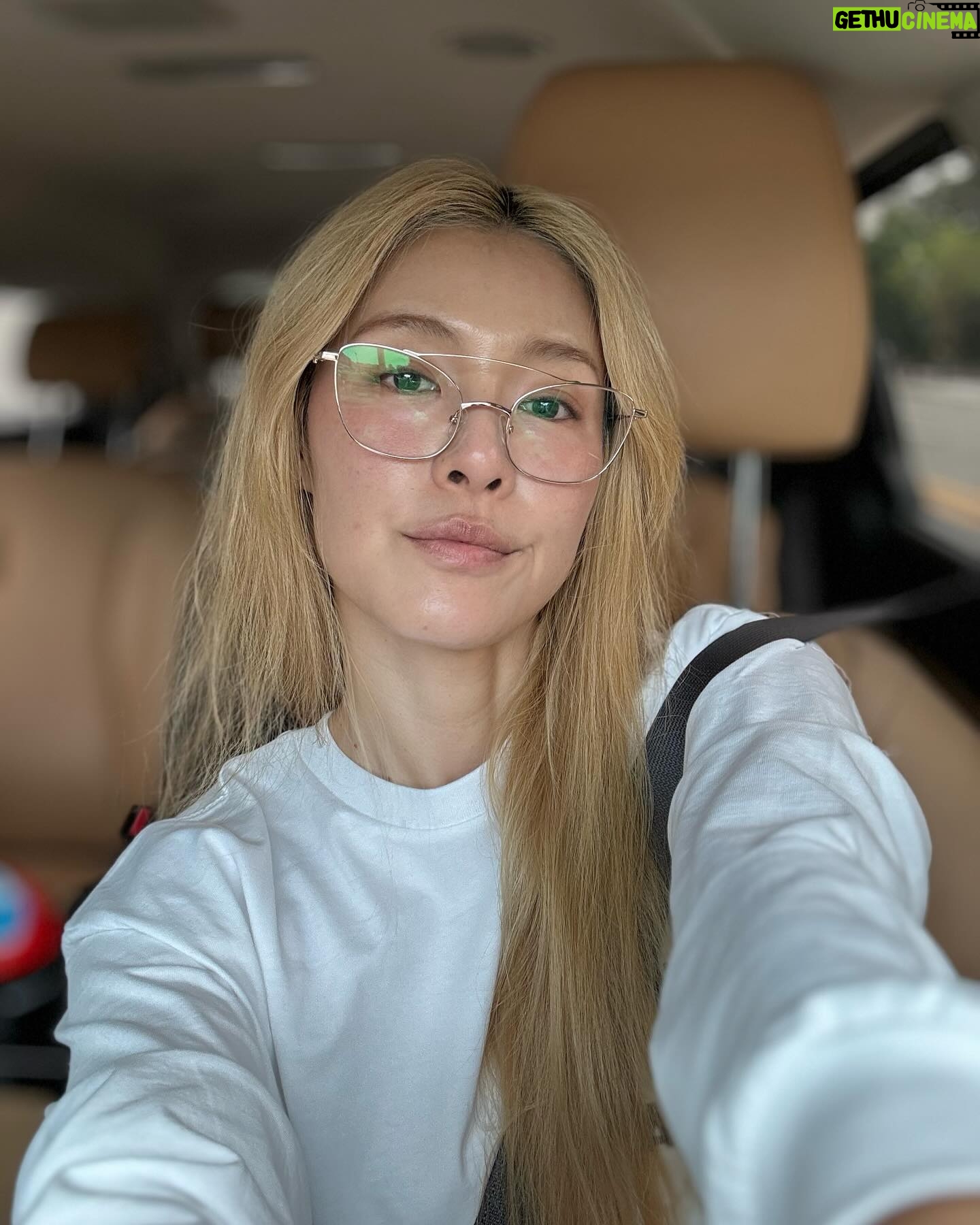 Park Ka-hi Instagram - 지난주 싹 지나가고 또 월요일 아침에 뛰어가는 애들이 반짝거리더라구요 🥹✨