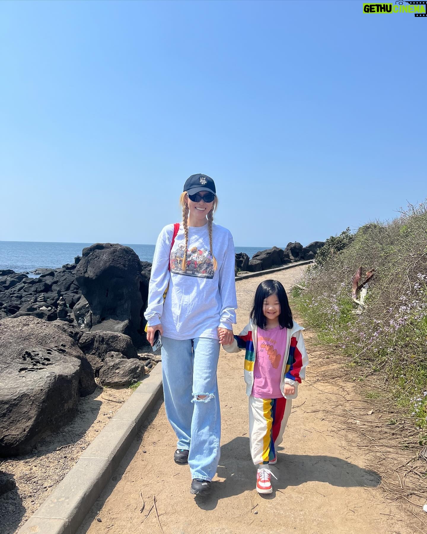 Park Ka-hi Instagram - 이렇게 부지런히 움직인 제주는 진짜 첨이네 좋았다 4월의 재주 🌴