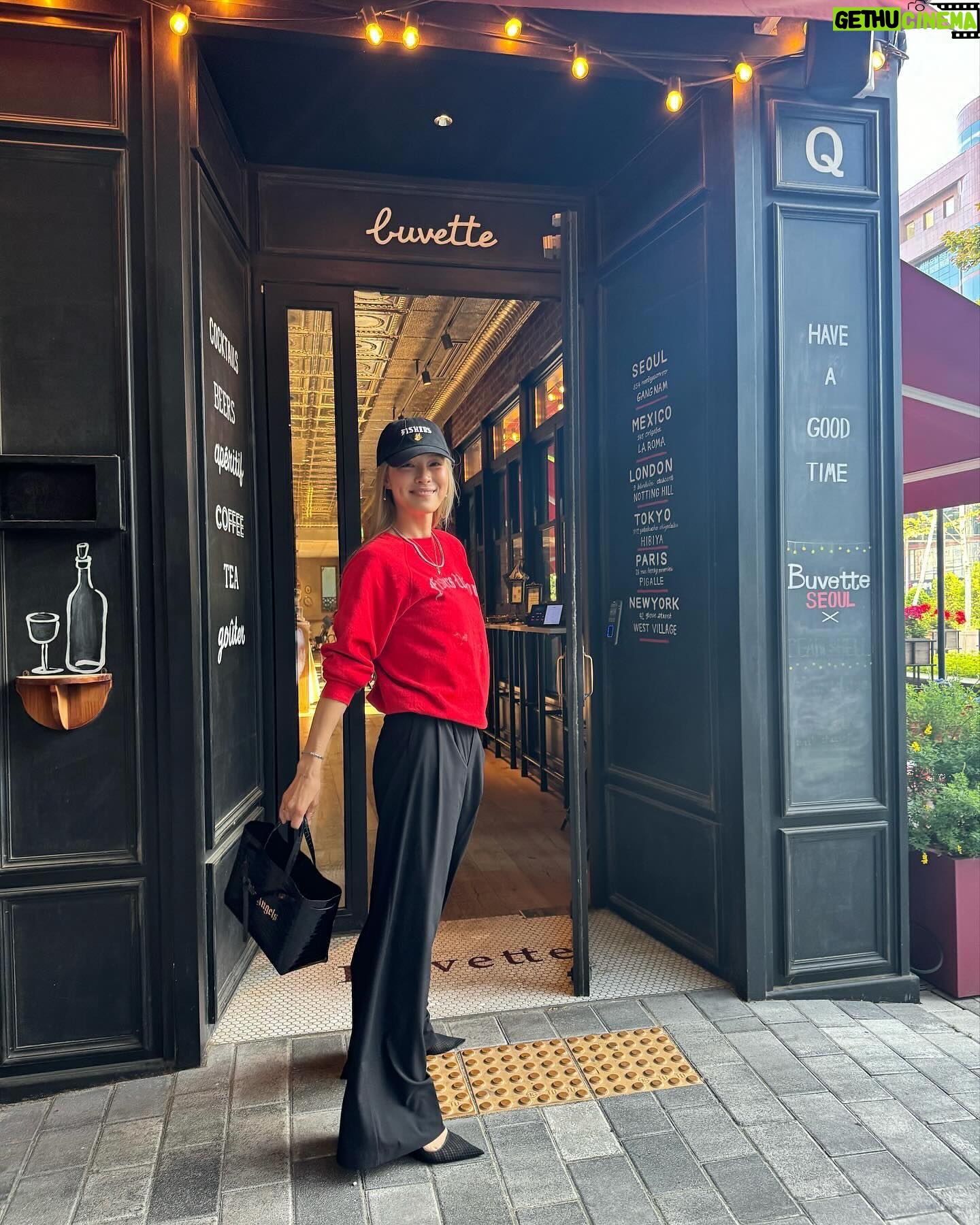 Park Ka-hi Instagram - 진짜 예뻤던 날씨 5월을 맞이하여 공구진행이 활발해졌어요 선물하기 아주 좋은 제품 @kahi_korea_mall 들러보시구요 앱스동샹들과 간 이후 첨으로 친구가 한국와서 @buvetteseoul 에 다녀왔는데 저번 메뉴 또먹는거 이거 뭔 성격 ㅎ 맛있어요 오늘의 메인 스케쥴은 제가 애정하는 브랜드 @talithakoum_official 의 신제품 #balmtik Lipbalm Lipstick 행사 였지요 모든게 다 귀여웠다…❤️🔥 깨알 출연 했다 ㅋ 비밀의 방에서 밤틱챌린지도 찍었지 ㅋㅋ #같이할래 ? #밤틱챌린지