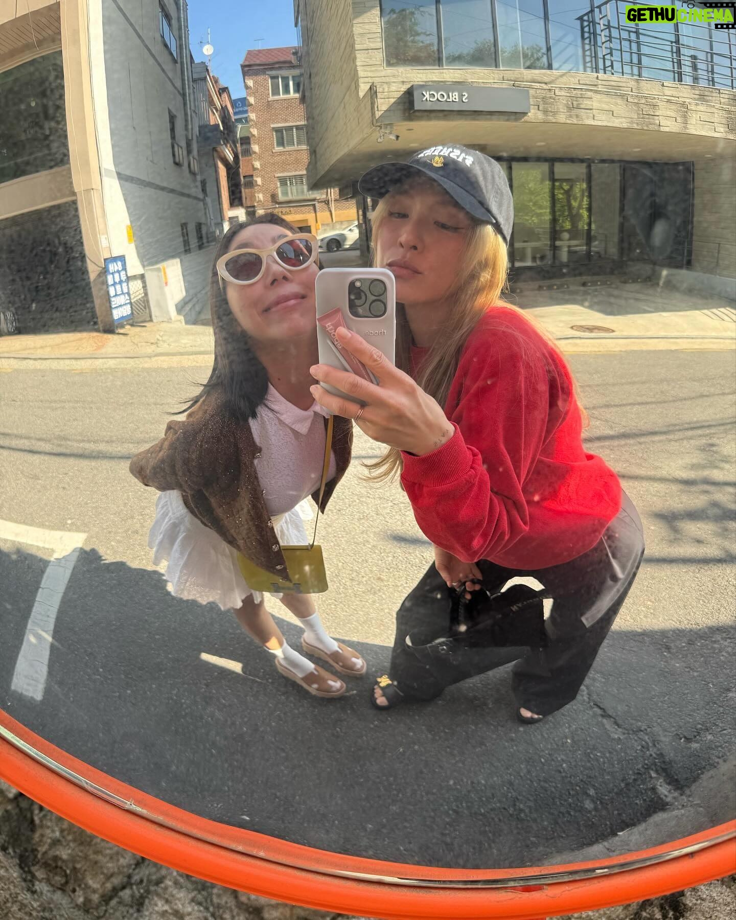 Park Ka-hi Instagram - 진짜 예뻤던 날씨 5월을 맞이하여 공구진행이 활발해졌어요 선물하기 아주 좋은 제품 @kahi_korea_mall 들러보시구요 앱스동샹들과 간 이후 첨으로 친구가 한국와서 @buvetteseoul 에 다녀왔는데 저번 메뉴 또먹는거 이거 뭔 성격 ㅎ 맛있어요 오늘의 메인 스케쥴은 제가 애정하는 브랜드 @talithakoum_official 의 신제품 #balmtik Lipbalm Lipstick 행사 였지요 모든게 다 귀여웠다…❤️🔥 깨알 출연 했다 ㅋ 비밀의 방에서 밤틱챌린지도 찍었지 ㅋㅋ #같이할래 ? #밤틱챌린지