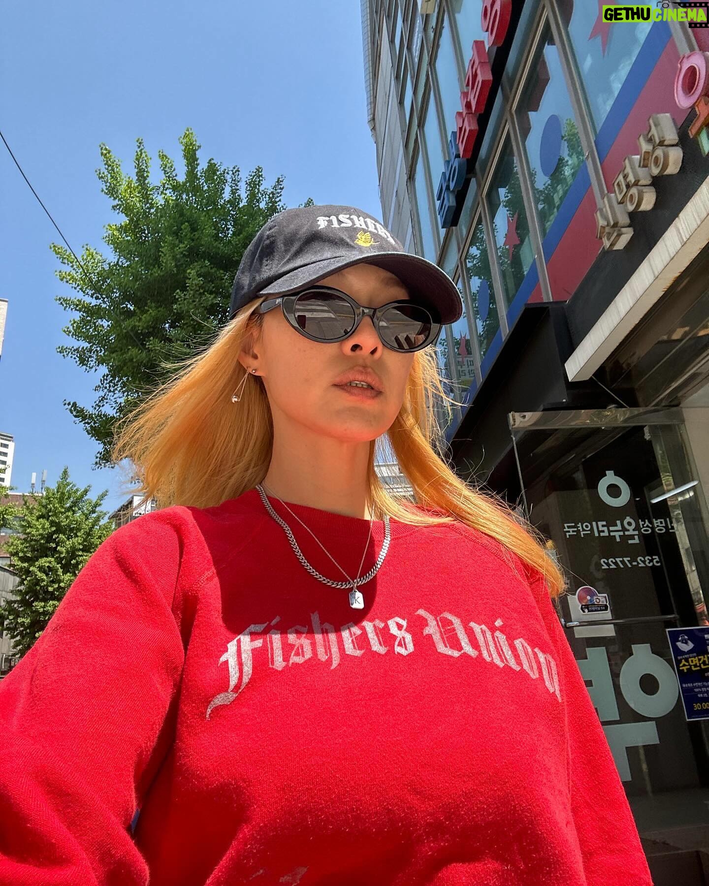 Park Ka-hi Instagram - 진짜 예뻤던 날씨 5월을 맞이하여 공구진행이 활발해졌어요 선물하기 아주 좋은 제품 @kahi_korea_mall 들러보시구요 앱스동샹들과 간 이후 첨으로 친구가 한국와서 @buvetteseoul 에 다녀왔는데 저번 메뉴 또먹는거 이거 뭔 성격 ㅎ 맛있어요 오늘의 메인 스케쥴은 제가 애정하는 브랜드 @talithakoum_official 의 신제품 #balmtik Lipbalm Lipstick 행사 였지요 모든게 다 귀여웠다…❤️🔥 깨알 출연 했다 ㅋ 비밀의 방에서 밤틱챌린지도 찍었지 ㅋㅋ #같이할래 ? #밤틱챌린지