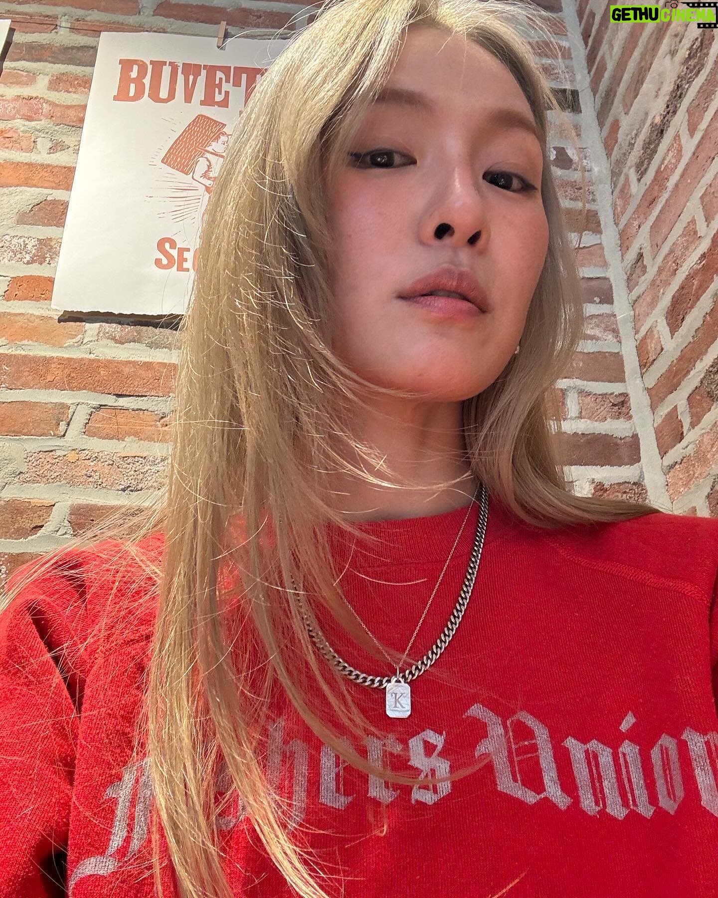 Park Ka-hi Instagram - 진짜 예뻤던 날씨 5월을 맞이하여 공구진행이 활발해졌어요 선물하기 아주 좋은 제품 @kahi_korea_mall 들러보시구요 앱스동샹들과 간 이후 첨으로 친구가 한국와서 @buvetteseoul 에 다녀왔는데 저번 메뉴 또먹는거 이거 뭔 성격 ㅎ 맛있어요 오늘의 메인 스케쥴은 제가 애정하는 브랜드 @talithakoum_official 의 신제품 #balmtik Lipbalm Lipstick 행사 였지요 모든게 다 귀여웠다…❤️🔥 깨알 출연 했다 ㅋ 비밀의 방에서 밤틱챌린지도 찍었지 ㅋㅋ #같이할래 ? #밤틱챌린지