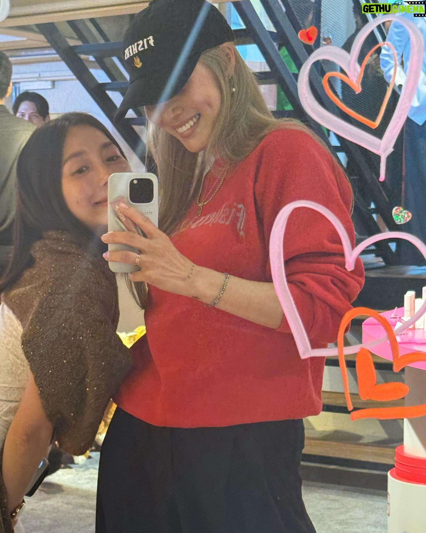 Park Ka-hi Instagram - 진짜 예뻤던 날씨 5월을 맞이하여 공구진행이 활발해졌어요 선물하기 아주 좋은 제품 @kahi_korea_mall 들러보시구요 앱스동샹들과 간 이후 첨으로 친구가 한국와서 @buvetteseoul 에 다녀왔는데 저번 메뉴 또먹는거 이거 뭔 성격 ㅎ 맛있어요 오늘의 메인 스케쥴은 제가 애정하는 브랜드 @talithakoum_official 의 신제품 #balmtik Lipbalm Lipstick 행사 였지요 모든게 다 귀여웠다…❤️🔥 깨알 출연 했다 ㅋ 비밀의 방에서 밤틱챌린지도 찍었지 ㅋㅋ #같이할래 ? #밤틱챌린지