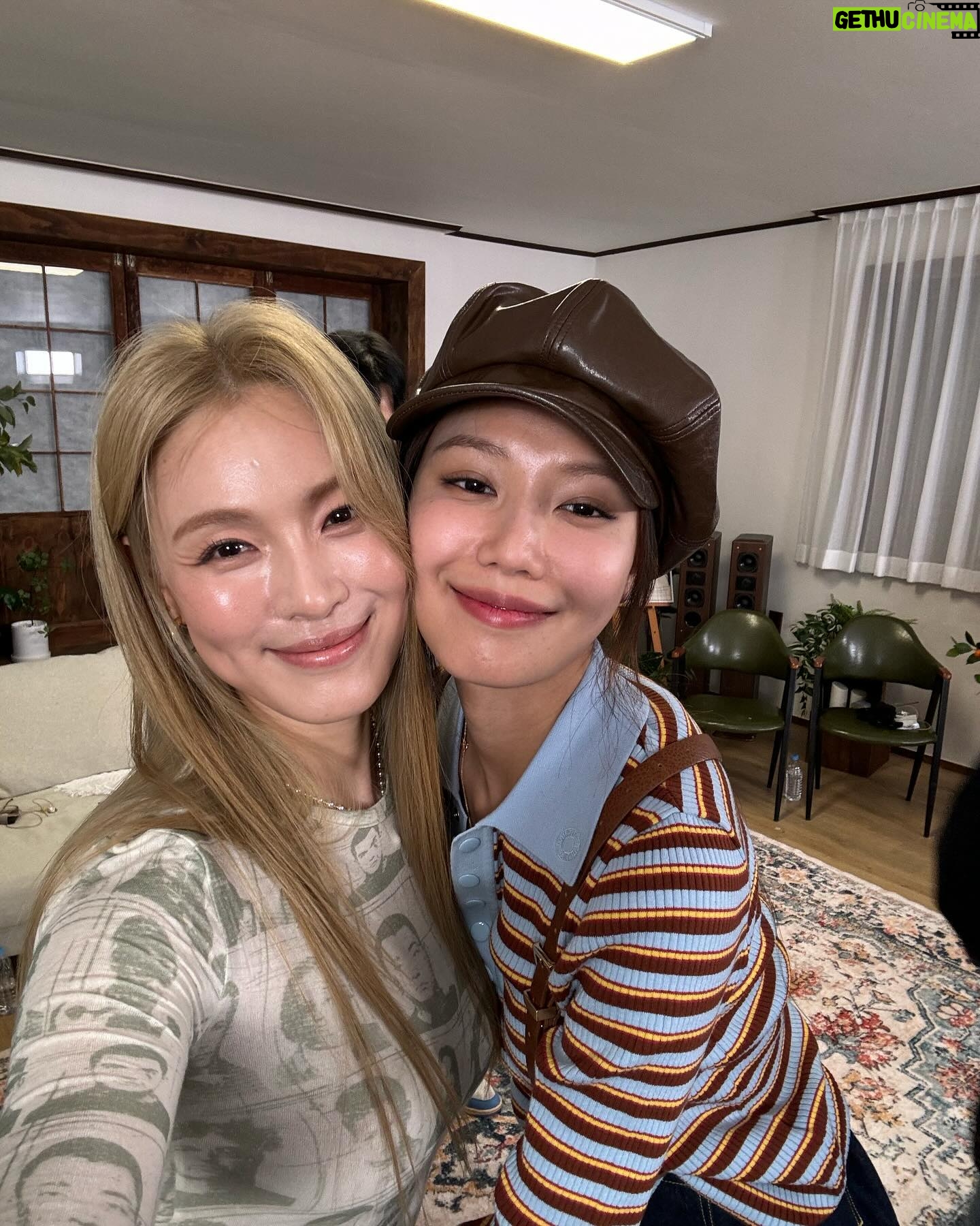 Park Ka-hi Instagram - 어제 명곡 챔피언십 재밌개 보셨나요!! 데뷔때부터의 지난 모습 보니 갑자기 변한 노란 장발이 또 어색해 보이기도하고 ? ㅎㅎ 여전히 춤을 사랑 하는 사람으로 기억되고 활동 하고 있다는게 감사하고 정말 재밌는 날이었어요! 재재, 문특팀 항상 고마워요 @happy_jae_jae @mmtg_oops ❤️🔥 앞으로 더 재밌있어 질꺼애요!! 뒤에 사진 영준씨 어쩜 그렇게 잘하냐고 너무 멋지다고 말하는 중에요 ❤🔥 #명곡챔피언십
