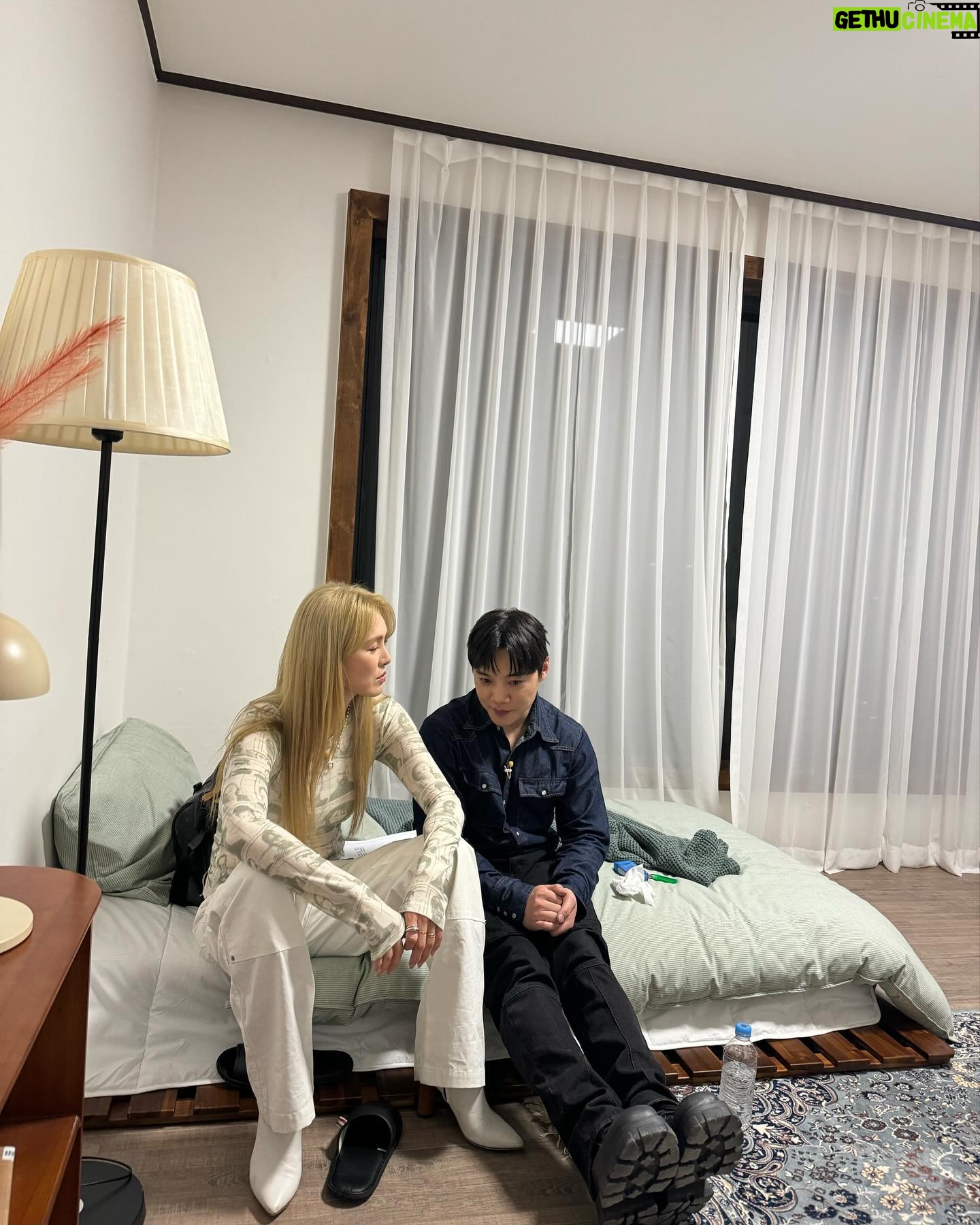 Park Ka-hi Instagram - 어제 명곡 챔피언십 재밌개 보셨나요!! 데뷔때부터의 지난 모습 보니 갑자기 변한 노란 장발이 또 어색해 보이기도하고 ? ㅎㅎ 여전히 춤을 사랑 하는 사람으로 기억되고 활동 하고 있다는게 감사하고 정말 재밌는 날이었어요! 재재, 문특팀 항상 고마워요 @happy_jae_jae @mmtg_oops ❤️🔥 앞으로 더 재밌있어 질꺼애요!! 뒤에 사진 영준씨 어쩜 그렇게 잘하냐고 너무 멋지다고 말하는 중에요 ❤🔥 #명곡챔피언십