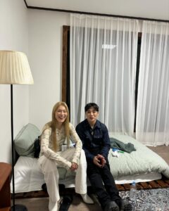 Park Ka-hi Instagram - 어제 명곡 챔피언십 재밌개 보셨나요!! 데뷔때부터의 지난 모습 보니 갑자기 변한 노란 장발이 또 어색해 보이기도하고 ? ㅎㅎ 여전히 춤을 사랑 하는 사람으로 기억되고 활동 하고 있다는게 감사하고 정말 재밌는 날이었어요! 재재, 문특팀 항상 고마워요 @happy_jae_jae @mmtg_oops ❤️‍🔥 앞으로 더 재밌있어 질꺼애요!! 뒤에 사진 영준씨 어쩜 그렇게 잘하냐고 너무 멋지다고 말하는 중에요 ❤🔥 #명곡챔피언십