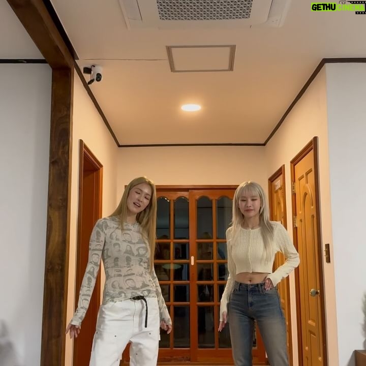 Park Ka-hi Instagram - 어제 명곡 챔피언십 재밌개 보셨나요!! 데뷔때부터의 지난 모습 보니 갑자기 변한 노란 장발이 또 어색해 보이기도하고 ? ㅎㅎ 여전히 춤을 사랑 하는 사람으로 기억되고 활동 하고 있다는게 감사하고 정말 재밌는 날이었어요! 재재, 문특팀 항상 고마워요 @happy_jae_jae @mmtg_oops ❤️🔥 앞으로 더 재밌있어 질꺼애요!! 뒤에 사진 영준씨 어쩜 그렇게 잘하냐고 너무 멋지다고 말하는 중에요 ❤🔥 #명곡챔피언십