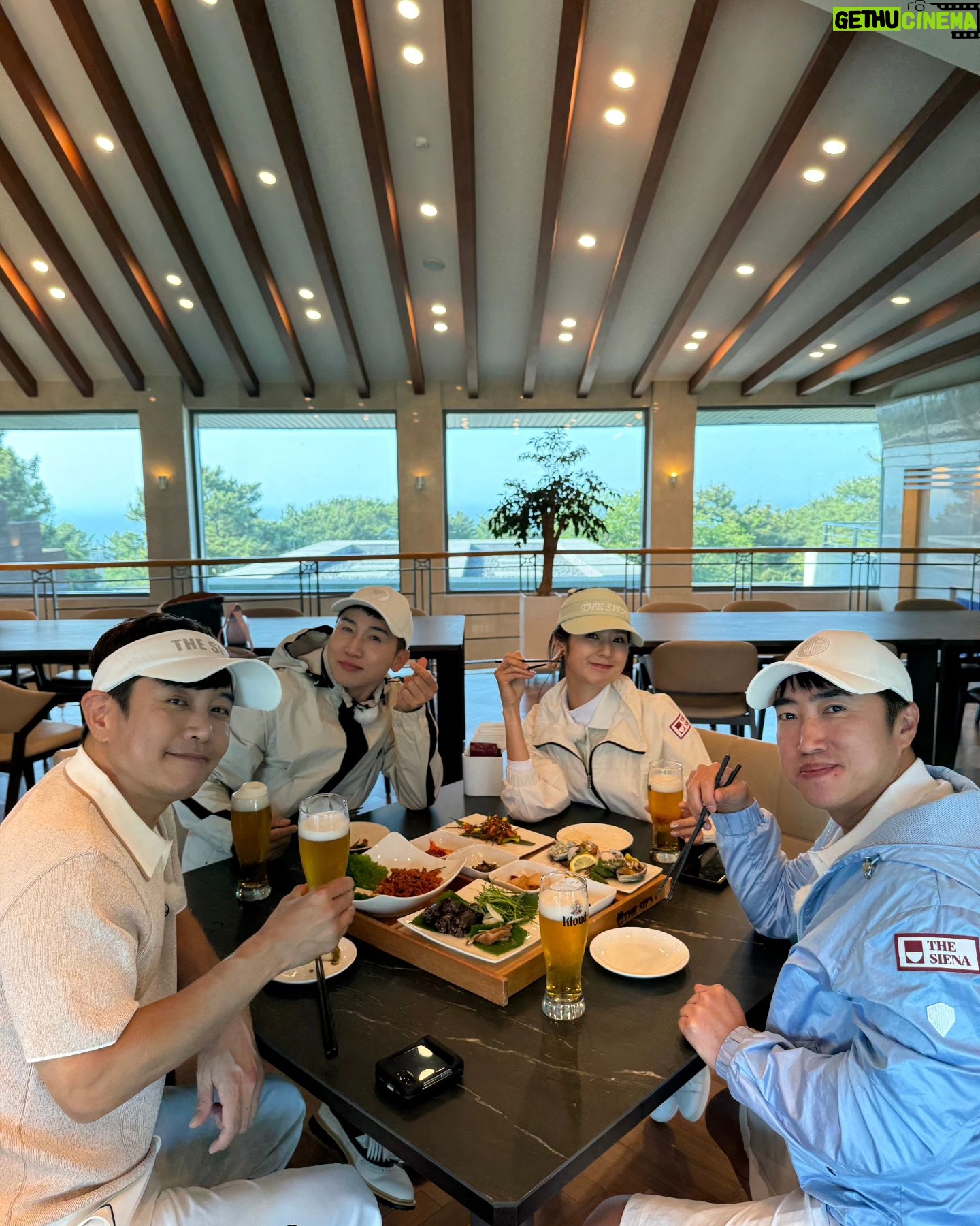 Park Ki-ryang Instagram - 홍인규골프TV촬영을 독박투어 멤버분들과 재밌게 하고 왔습니다ㅎㅎ 제주도 골프장 처음가봤는데 시에나cc 너무 아름답고 좋았고 시에나리조트는 럭셔리하고 맛있는 조식때문에 하루더있고싶었어요🥲 옷도 넘 이뻐서 빨리 재활하고 란딩나가고싶었어요ㅎㅎ좋은 분들과 함께라 배꼽찢어지게 웃고왔어요ㅎㅎ 박인비 프로님도 뵈어서 영광이었습니다😍 에르메스방 진짜 눈호강...☺️홍인규골프TV 많관부🥰 #홍인규골프tv #thesienalife #thesiena_Jeju #thesienacc_jeju #thesiena_lounge