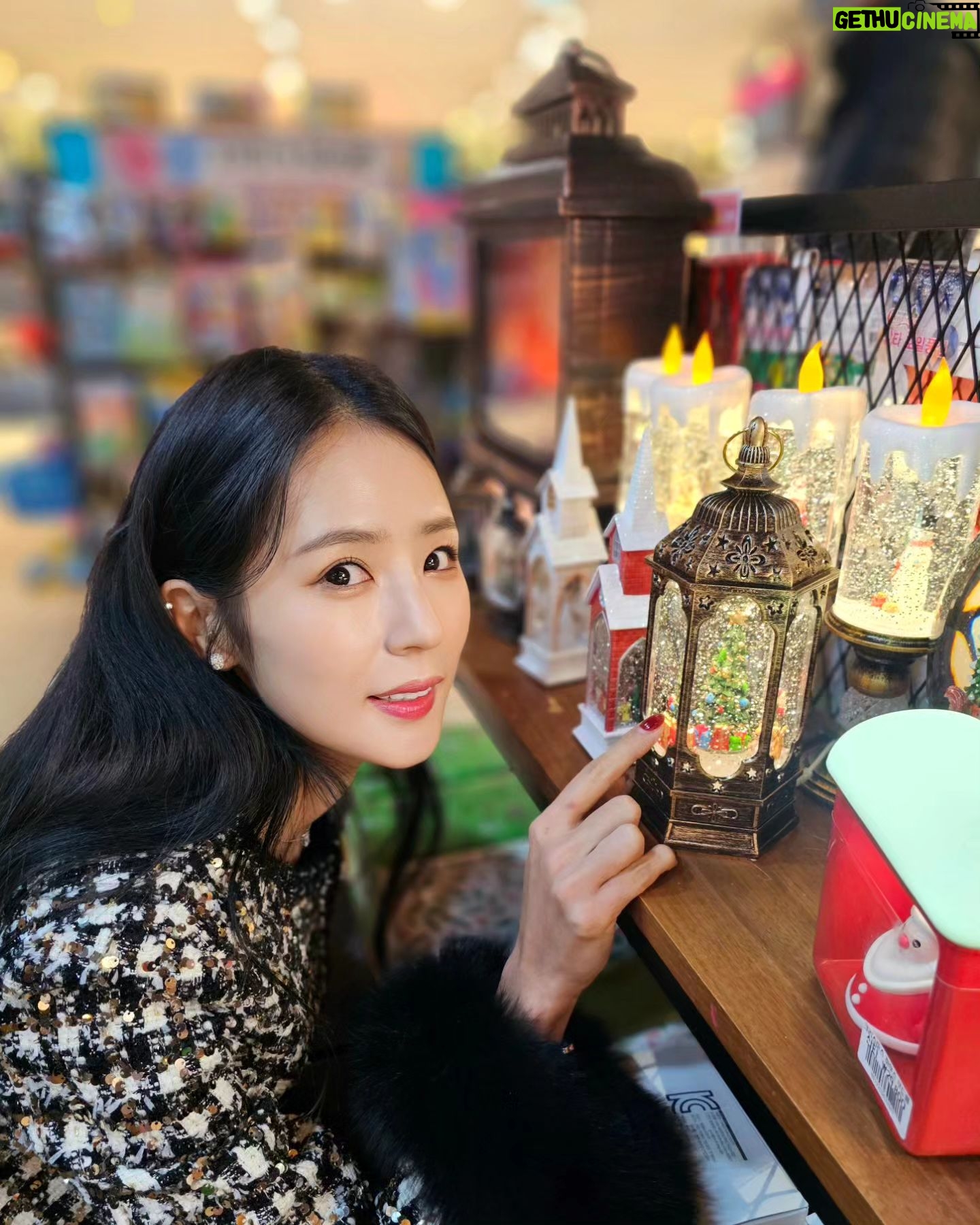 Park Ki-ryang Instagram - 곧 크리스마스🎄 모두 눈길 조심 감기조심하세요☺️ #갤럭시s23울트라 #인물사진📷 #미리크리스마스