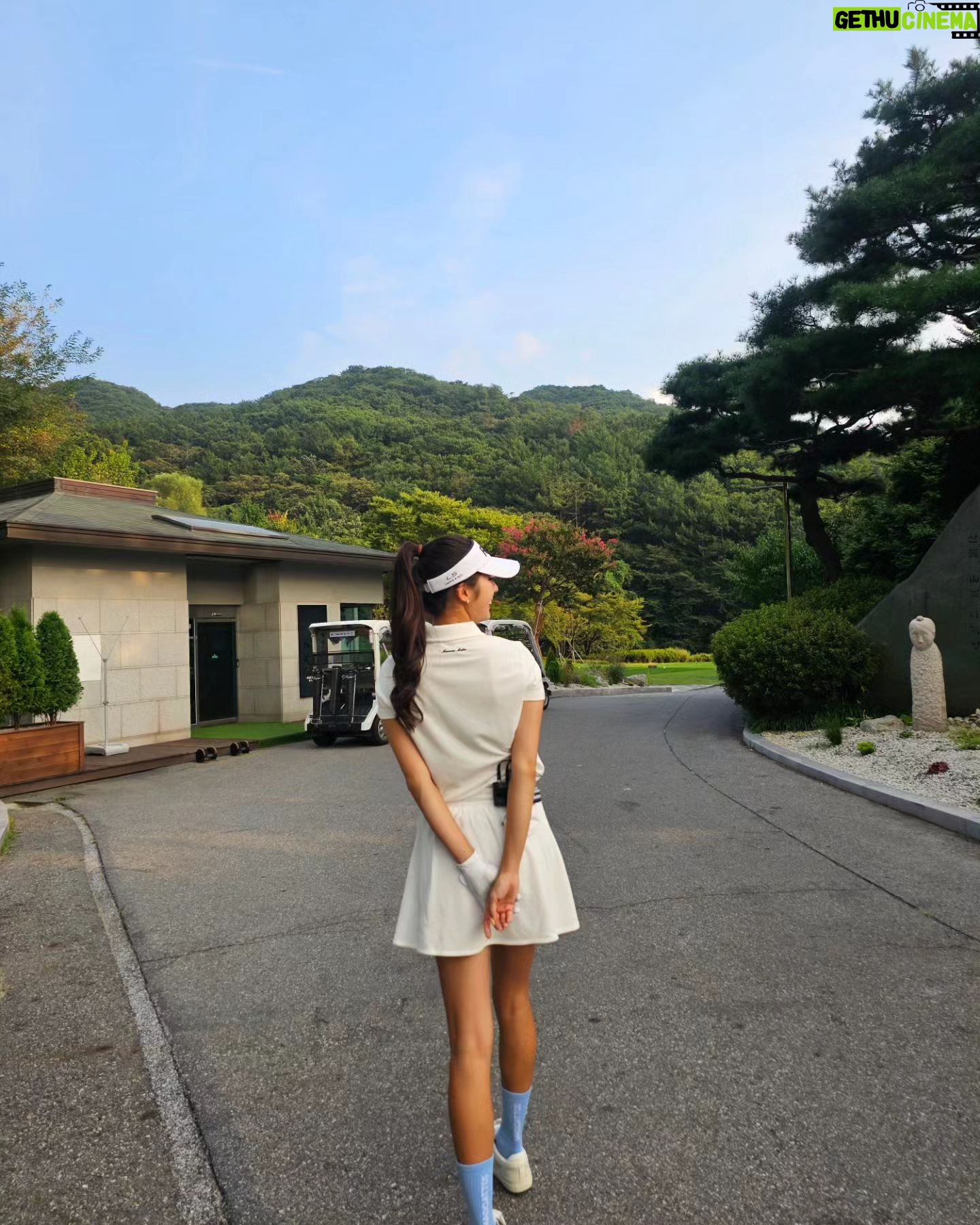 Park Ki-ryang Instagram - 골프도어렵지만 카메라 앞 골프는 더더어렵당...🫠 #prgr #촬영 #madcattos