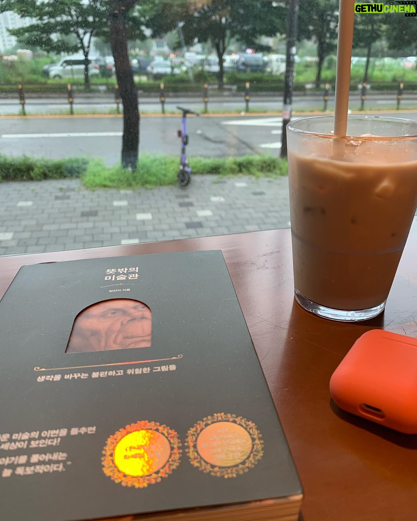 Park Mi-sun Instagram - 비도 오고 . 집 앞 커피샵에서 독서 . 좋다 좋아 . #작은행복