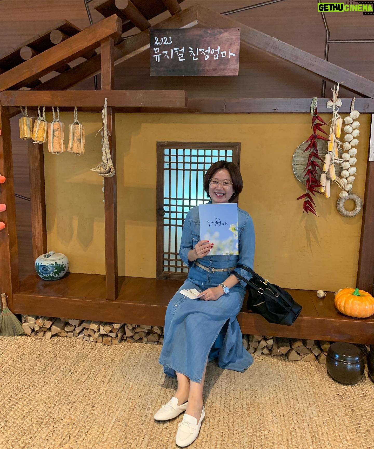 Park Mi-sun Instagram - 우리 별이 참 잘한다 ~~ . #뮤지컬 #친정엄마 #디큐브아트센터 . 6월 4일까지에요 . 엄마 손 잡고 꼭 보러가세요~~