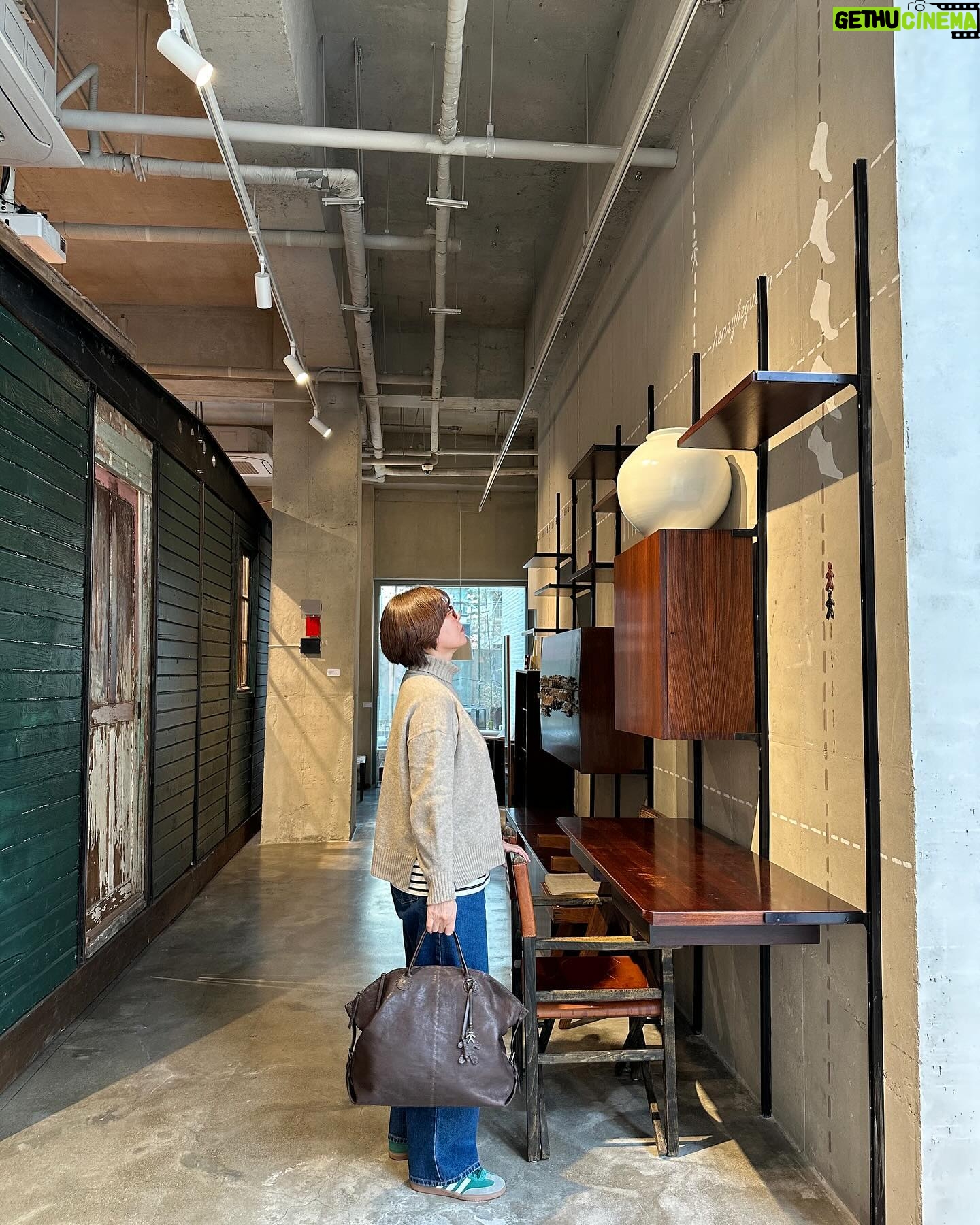 Park Mi-sun Instagram - 희은언니랑 호영이랑 맛있는 밥 먹고 . 장 프르베의 ‘ 해체할수 있는 집’ 웨민진( 유민진) 은 중국현대미술작가 전시도 보고 . 가방도 구경하고 . 밤색이 괜찮은지 흰색이 괜찮은지 ...둘다 이쁨 ㅠㅠ ㅎㅎ . 만족할만한 데이트였다 ㅎ . #가방 #헨리베글린#henrybeguelin @henrybeguelin_e_l993