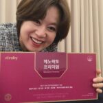 Park Mi-sun Instagram – 오늘  모처럼  대구에  강연행사 왔어요
.
 선물  드리니까  너무  좋아 하시네요 
.
고마워요  #메노락토  #갱년기유산균  #YT1