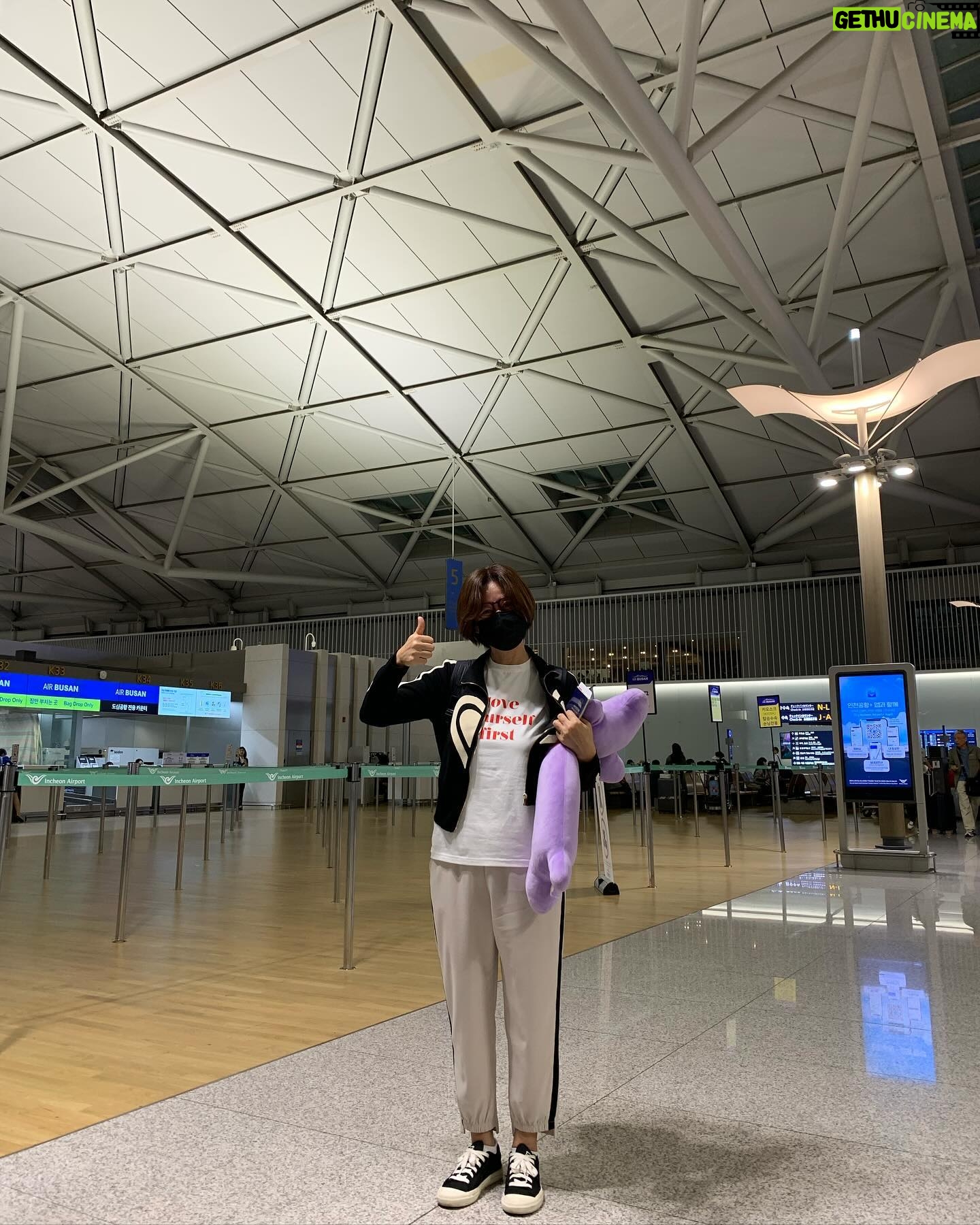 Park Mi-sun Instagram - 아프리카 촬영 갑니다 ~~ . 아이들을 만나러~~ . 5번째 방문 . 좋은 결실을 맺도록 기도해주세요 . #월드비전#아프리카 #우간다