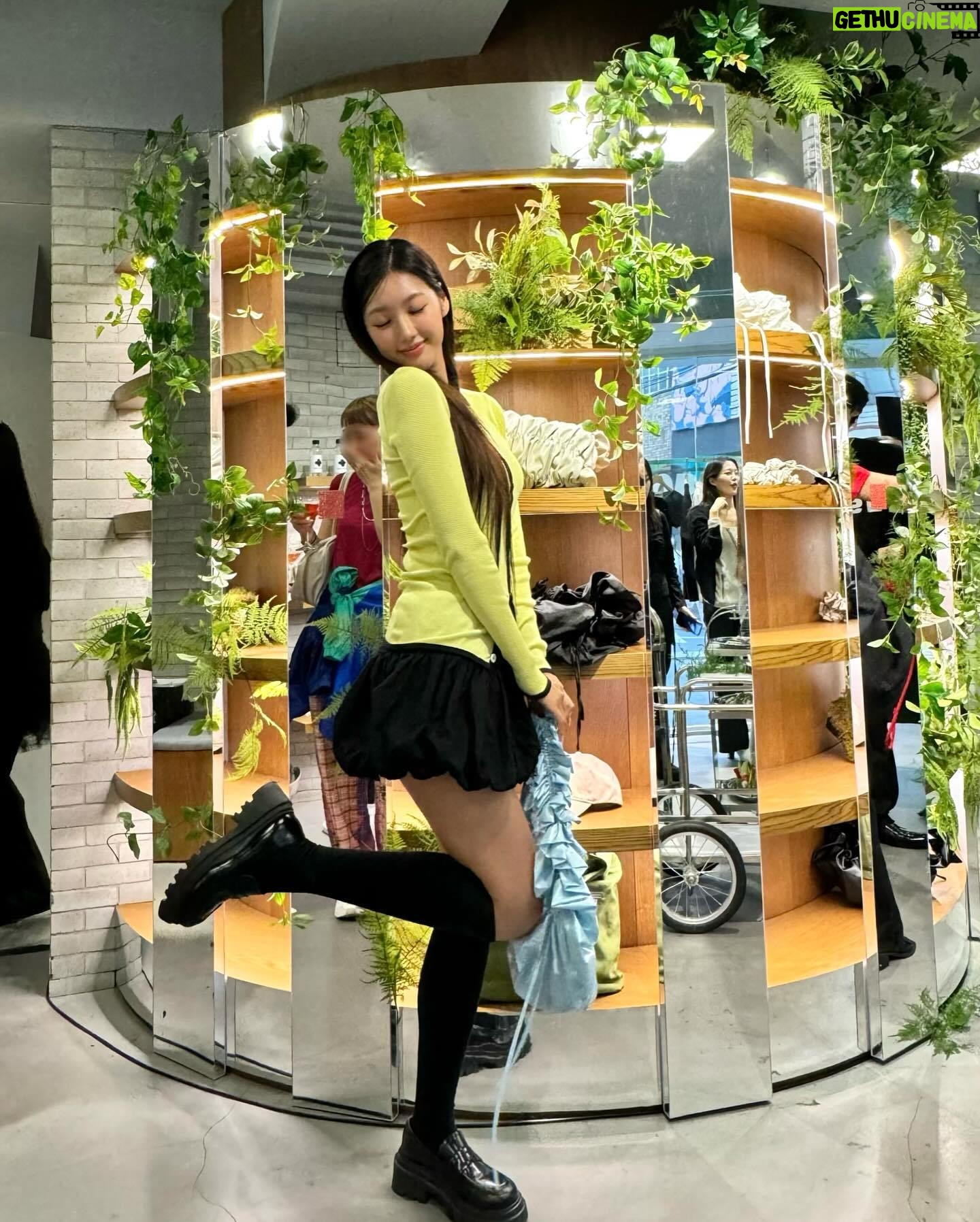 Park Se-jeong Instagram - @tomgreyhound @operasport___ 클래식과 현대적인 스타일의 결합을 추구하는 파리와 스포티함의 요소를 매력적으로 사용하는 코펜하겐, 두 도시의 매력을 한 데 모아 우아하지만 스포티하며 지속 가능한 패션을 선보이는 @operasport___ 🌿🌷 러플 디테일의 사랑스러운 SHIRLEY BAG 셜리백과 함께 5/22일까지 진행되는 팝업에서 만나보세요! 🎀 • 톰그레이하운드 성수점 (서울 성동구 연무장길21) #OPERASPORT #TOMGREYHOUND #TOMG #톰그레이하운드 #성수팝업