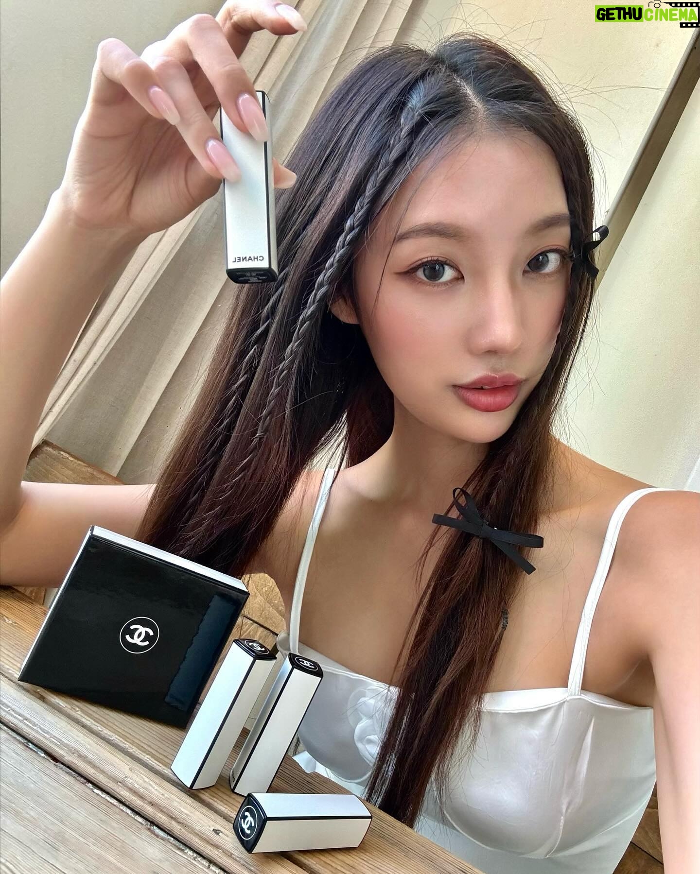 Park Se-jeong Instagram - #광고 @chanel.beauty.korea 시간에 따라 변하는 밤의 무드를 담은 루쥬 알뤼르 벨벳 NUIT BLANCHE 저의 마음을 사로 잡은 컬러는 루쥬 알뤼르 벨벳 06:00 인데, 한 번의 터치로 오랫동안 선명하고 가볍게 유지, 은은하게 빛나는 루미너스 매트 피니쉬에다가 미니멀한 블랙 트리밍 디테일의 화이트 케이스까지.. 데일리 혹은 특별한 날에도 모두 완벽해요🤍 5월 26일까지 에서 더욱 다채롭고 감각적이게 경험해보세요!💋 • 성수동2가 277-26 #샤넬루쥬알뤼르팝업 #CHANELNUITBLANCHESEOUL #루쥬알뤼르 #샤넬립스틱 #샤넬메이크업 #샤넬뷰티