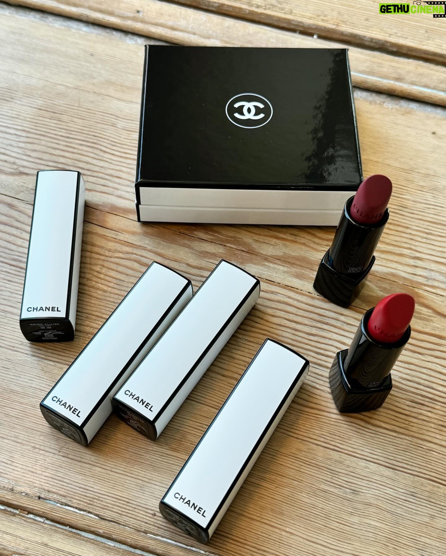 Park Se-jeong Instagram - #광고 @chanel.beauty.korea 시간에 따라 변하는 밤의 무드를 담은 루쥬 알뤼르 벨벳 NUIT BLANCHE 저의 마음을 사로 잡은 컬러는 루쥬 알뤼르 벨벳 06:00 인데, 한 번의 터치로 오랫동안 선명하고 가볍게 유지, 은은하게 빛나는 루미너스 매트 피니쉬에다가 미니멀한 블랙 트리밍 디테일의 화이트 케이스까지.. 데일리 혹은 특별한 날에도 모두 완벽해요🤍 5월 26일까지 에서 더욱 다채롭고 감각적이게 경험해보세요!💋 • 성수동2가 277-26 #샤넬루쥬알뤼르팝업 #CHANELNUITBLANCHESEOUL #루쥬알뤼르 #샤넬립스틱 #샤넬메이크업 #샤넬뷰티