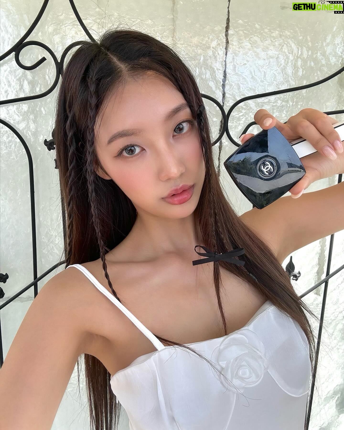Park Se-jeong Instagram - #광고 @chanel.beauty.korea 시간에 따라 변하는 밤의 무드를 담은 루쥬 알뤼르 벨벳 NUIT BLANCHE 저의 마음을 사로 잡은 컬러는 루쥬 알뤼르 벨벳 06:00 인데, 한 번의 터치로 오랫동안 선명하고 가볍게 유지, 은은하게 빛나는 루미너스 매트 피니쉬에다가 미니멀한 블랙 트리밍 디테일의 화이트 케이스까지.. 데일리 혹은 특별한 날에도 모두 완벽해요🤍 5월 26일까지 에서 더욱 다채롭고 감각적이게 경험해보세요!💋 • 성수동2가 277-26 #샤넬루쥬알뤼르팝업 #CHANELNUITBLANCHESEOUL #루쥬알뤼르 #샤넬립스틱 #샤넬메이크업 #샤넬뷰티