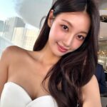 Park Se-jeong Instagram - #유료광고 @diorbeauty New Miss Dior Partum 사랑과 자유를 상징하는 하우스 최초의 향수 ‘미스 디올(Miss Dior)’ 관능적인 엠버리 우드를 더해 재해석한 ‘NEW 미스 디올 퍼퓸 (Miss Dior Parfum)‘이 5월 1일부터 출시된다고 합니다. 디올 뷰티 온라인 부티크에서는 4월 15일부터 단독 선런칭으로 만날 수 있다고 하니 미스 디올과 함께 봄을 만끽해보아요! 🤍 #디올향수 #미스디올 #미스디올퍼퓸 #LoveOutLoud #MissDiorParfum