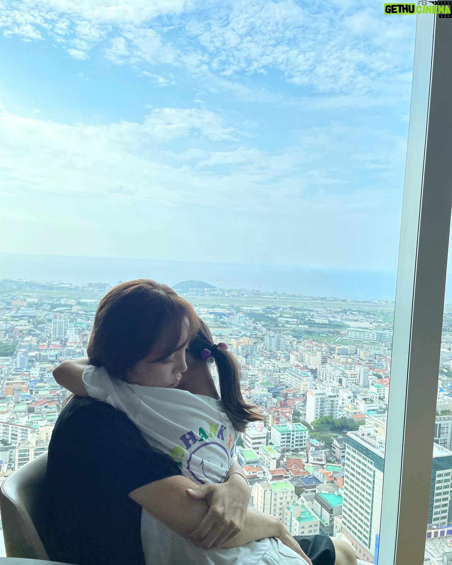 Park Si-yeon - 5.7K Likes - 보물이들 달래고 진지하게 메뉴 고민하고 행복하게 먹습니다😘
