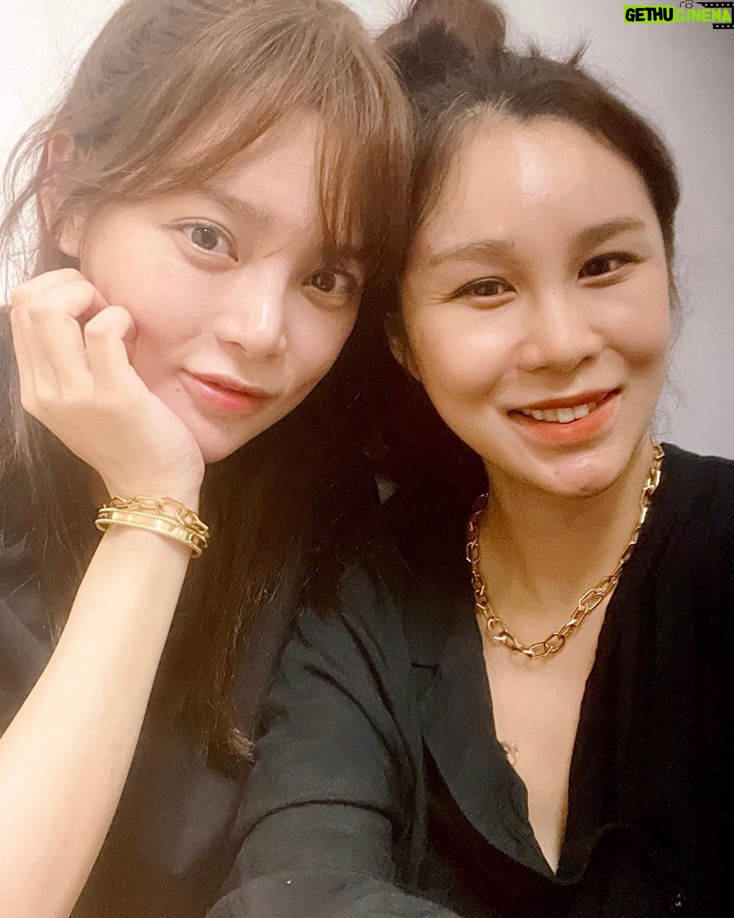 Park Si-yeon Instagram - 내동생 민주❤️ 이렇게만 적어도 눈물부터 날것같은 내동생 어릴적부터 친자매가 맞냐는 소리를 들을만큼 유난스럽게 친했고 서로 너무 사랑하고..모자란 언니 챙겨주는 언니같은 동생💜 지금은 멀리 싱가폴에 살아 자주는 못보지만 이렇게 한국에 잠시잠시 들리면 더 애틋하고 항상 아쉽네.. 짧은 삼주가 후딱 지나가고 방에 혼자 앉아있으니 빈자리가 오늘따라 더 크다 사랑해 내만두❤️ 이번시즌 엠주도 그렇게 열심히 하더니..넘나 이쁘네 기특해 너무 잘했어👍👍👍