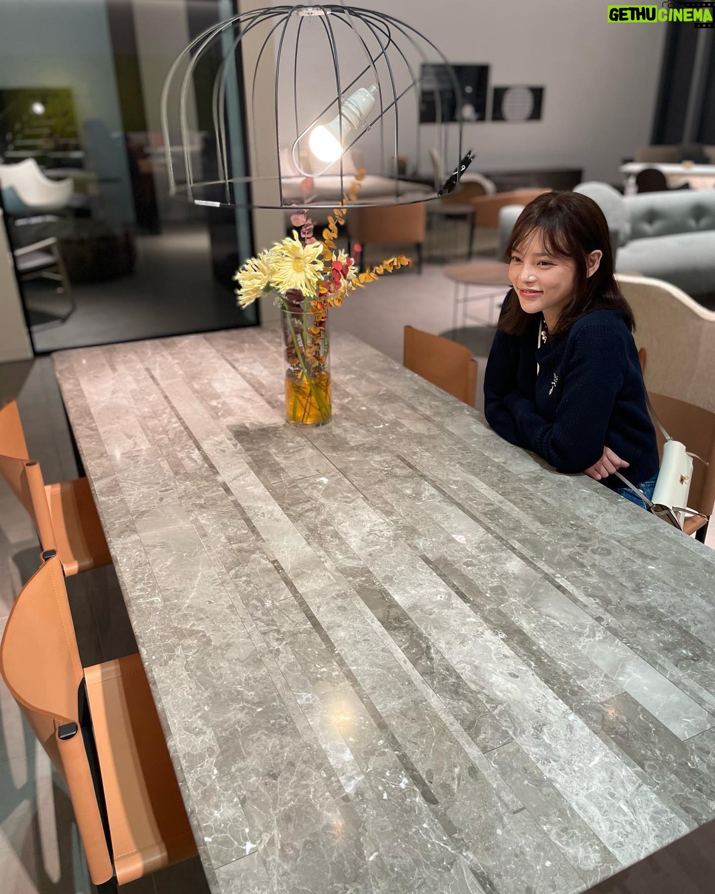 Park Si-yeon Instagram - paul smith 와 depadova의 만남 이사하면서 너무 맘에들었던 데파도바 식탁을 리아컬렉션에서 찾았는데 또다시 방문하니 너무 행복해요❤️ 좋은곳에 항상 함께하는 @hyunjuyun72 언니 @liacollection.official 초대해주셔서 감사합니다 음식도👍