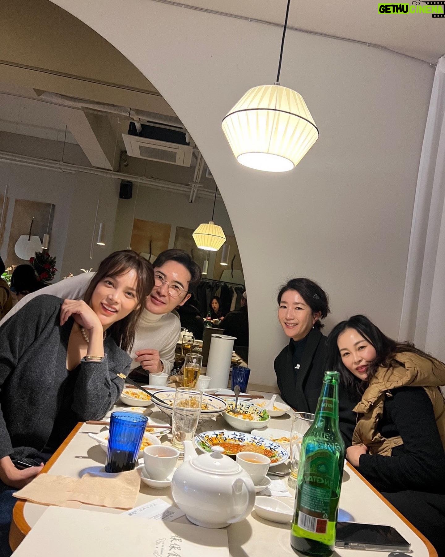 Park Si-yeon - 4.3K Likes - 아주 오랜, 친구같은 언니오빠들😘
김우리오빠 역쉬 스탈리쉬😂