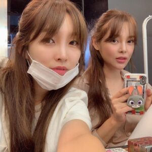 Park Si-yeon Instagram - 같은머리 다른 느낌이라고 우기는 너 @lllhhhhhh 너 너무 이뻐💜 고마워 십년넘게~~내새끼 이현❤️